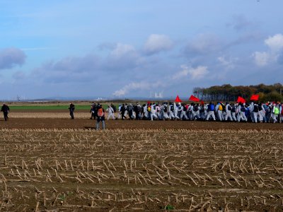 Ende Gelände November 2017 - Red Finger running over field to the pit 3
