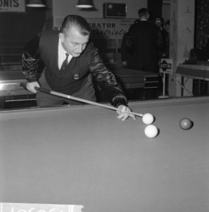 Ereklasse bandstoten te Amsterdam, Jan Doggen uit Heerlen (Br) aan stoot, Bestanddeelnr 915-8987