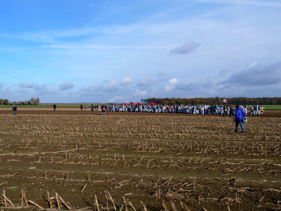 Ende Gelände November 2017 - Red Finger running over field to the pit 2