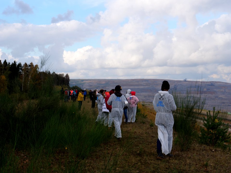 Ende Gelände November 2017 - Activists looking into the pit 2