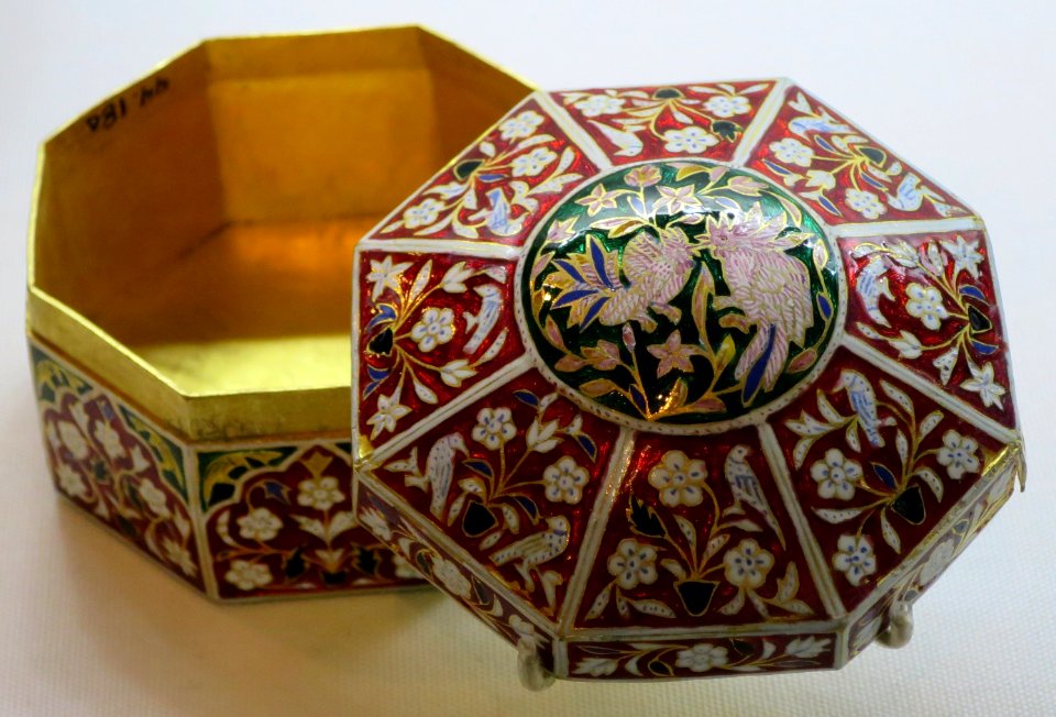 Enameled gold box from northern India, Doris Duke Foundation 44.18a-b