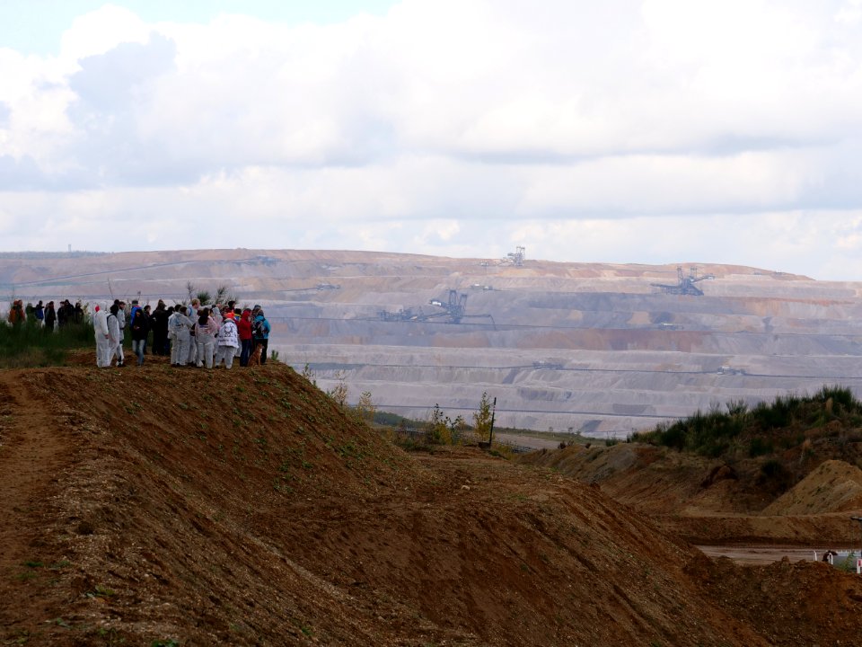 Ende Gelände November 2017 - Activists looking into the pit