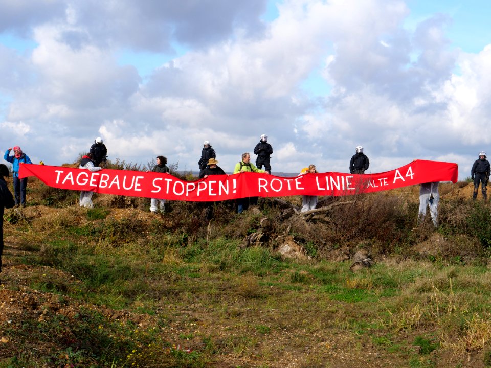 Ende Gelände November 2017 - Activists holding Redline