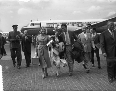 Engelse filmsterren voor Filmweek Arnhem op Schiphol, Bestanddeelnr 907-2118