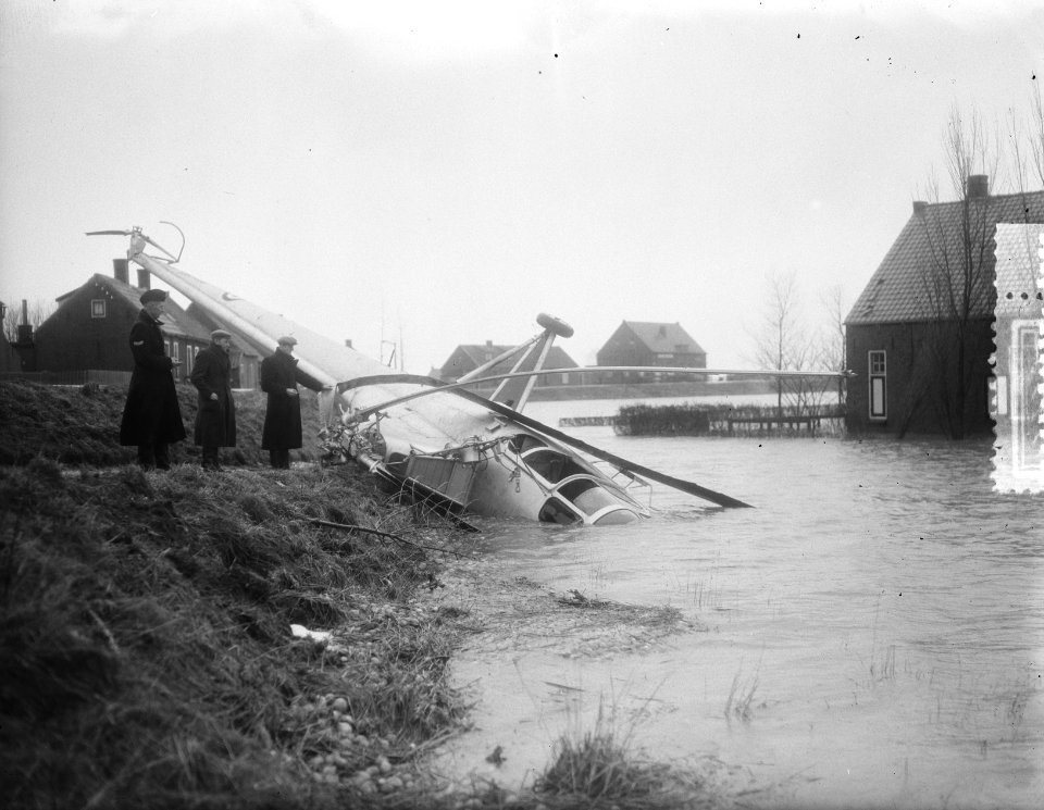 Engelse helicopter, een Sikorsky, neergestort te Achthuizen (Zuid-Holland) tijde, Bestanddeelnr 905-5391