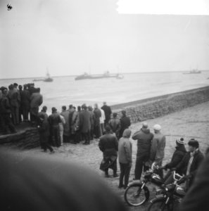Engelse vrachtvaarder gestrand bij IJmuiden, het schip trekt veel toeschouwers o, Bestanddeelnr 917-2359