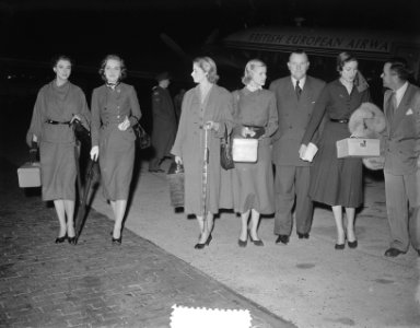 Engelse mannequins arriveren op Schiphol, Bestanddeelnr 905-2949