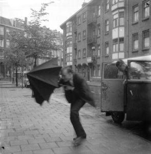 Engelse maker Cook naar politiebureau P Aertszstraat hoofdinspecteur Postma, Bestanddeelnr 911-5370