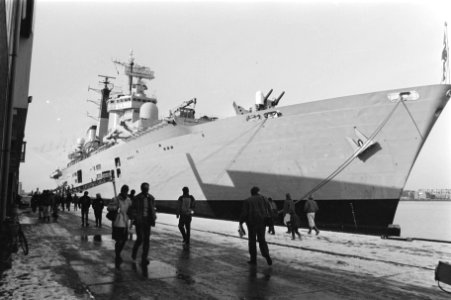 Engelse vliegdekmoederschip Hr. Ms. Invincible op bezoek in Amsterdam, Bestanddeelnr 933-2162