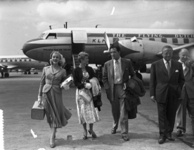 Engelse filmsterren voor Filmweek Arnhem op Schiphol, Bestanddeelnr 907-2119
