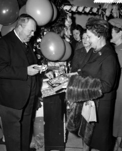 Engelse ambassadeur Sir Paul Mason opent bazar in Den Haag, Bestanddeelnr 910-8173