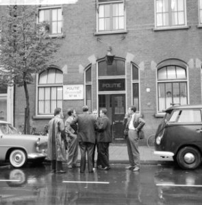 Engelse maker Cook naar politiebureau P Aertszstraat hoofdinspecteur Postma, Bestanddeelnr 911-5369