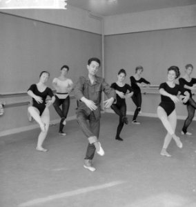 Engelse choreograaf Michel Holmes bij Rotterdams Ballet Academie . Michel Holmes, Bestanddeelnr 913-1072
