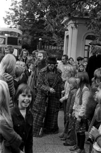 Engelse straattheater Friends Road Show in Amsterdam (oa bij Artis) optrede, Bestanddeelnr 928-1868