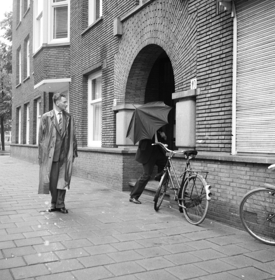 Engelse maker Cook naar politiebureau P Aertszstraat hoofdinspecteur Postma, Bestanddeelnr 911-5368