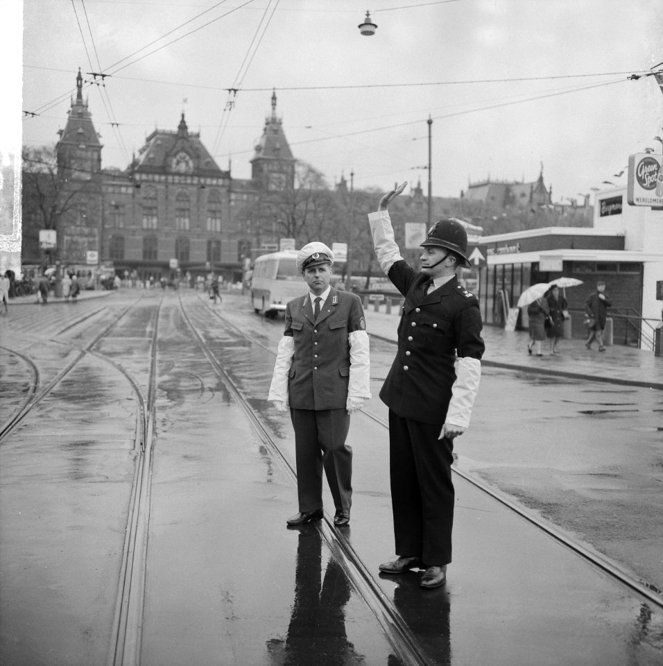 Engelse agent regelt verkeer Damrak, Prins Hendrikkade in verband met conferenti, Bestanddeelnr 916-3491