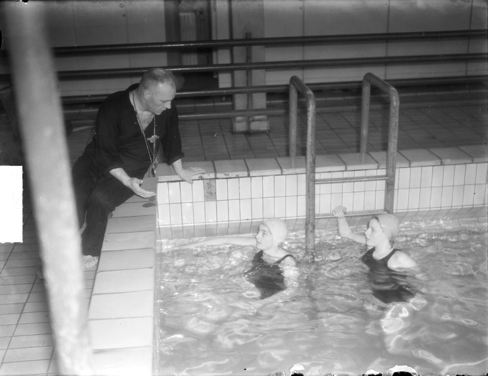 Engelse zwemster Barbara Bishop bij zwemcoach Jan Stender, Bestanddeelnr 903-9121