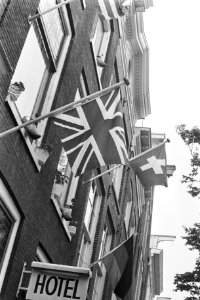 Engelse vlag aan de gevel van een hotel te Amsterdam, Bestanddeelnr 924-5916