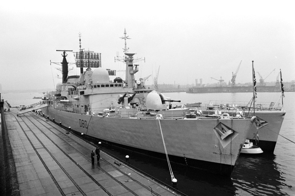 Engelands modernste torpedobootjager in Amsterdam Hr Ms Scheffield (links) en, Bestanddeelnr 928-2696