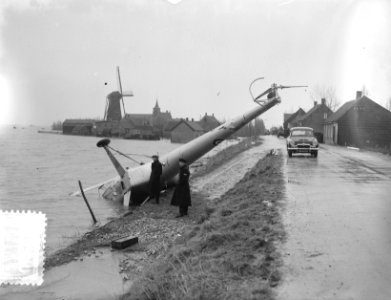 Engelse helicopter, een Sikorsky, neergestort te Achthuizen (Zuid-Holland) tijde, Bestanddeelnr 905-5390