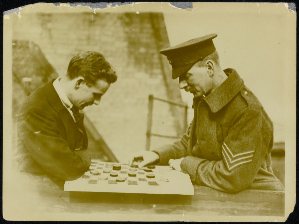 Engelse militairen krijgsgevangenen, damspel spelend, Bestanddeelnr 158-0106