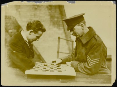 Engelse militairen krijgsgevangenen, damspel spelend, Bestanddeelnr 158-0106