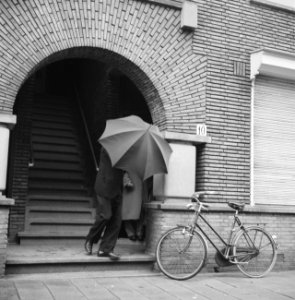 Engelse maker Cook naar politiebureau P Aertszstraat hoofdinspecteur Postma, Bestanddeelnr 911-5367