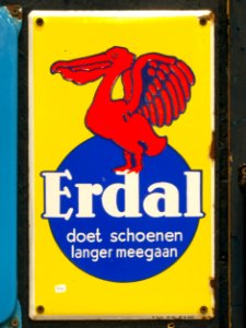 Enamel advert, Erdal doet schoenen langer meegaan