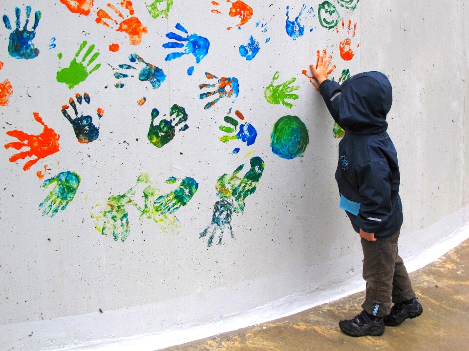 Colorful wall finger