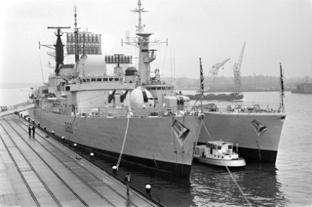 Engelands modernste torpedobootjager in Amsterdam Hr Ms Scheffield (links) en, Bestanddeelnr 928-2695