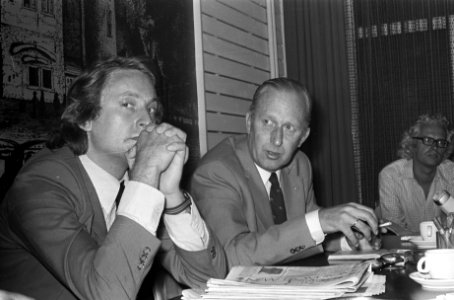 Engelse journalist Peter Pringle en Waalkens (rechts), Bestanddeelnr 926-5958