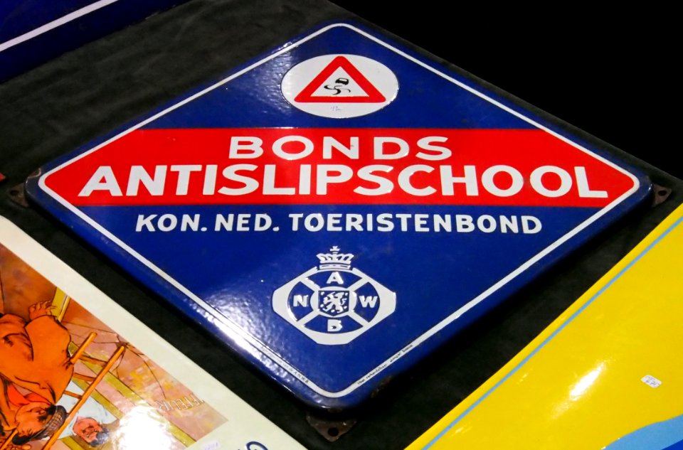 Enamel advert, Bonds Antislipschool