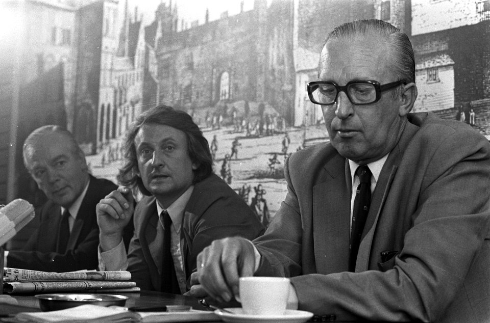 Engelse journalist Peter Pringle en VVD-kamerlid Waalkens (rechts), Bestanddeelnr 926-5956