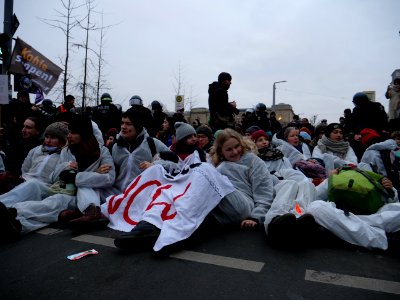 Ende Gelände blockade of the Invalidenstraße next to the Invalidenpark 18