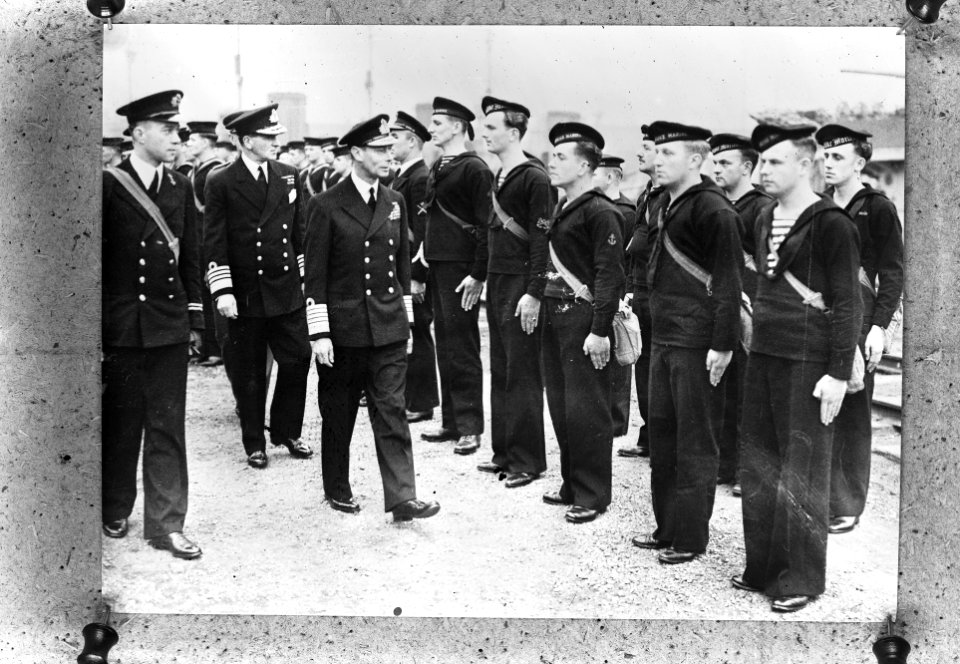 Engelse koning George VI inspecteert een erewacht van de Koninklijke Marine, Bestanddeelnr 935-0161