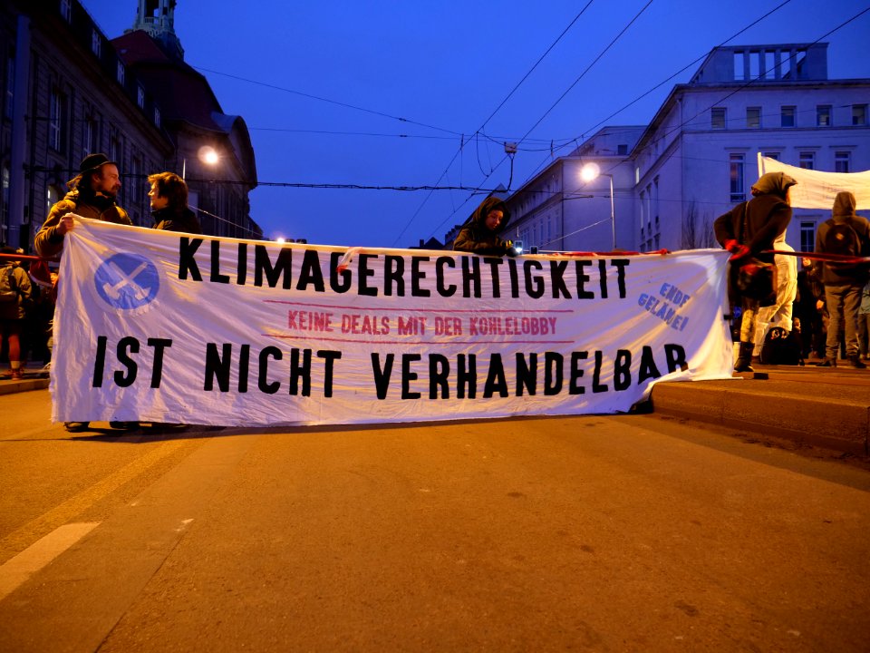 Ende Gelände blockade of the Invalidenstraße at the Sandkrugbrücke 34