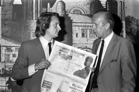 Engelse journalist Peter Pringle en Waalkens (rechts) met krant, Bestanddeelnr 926-5957