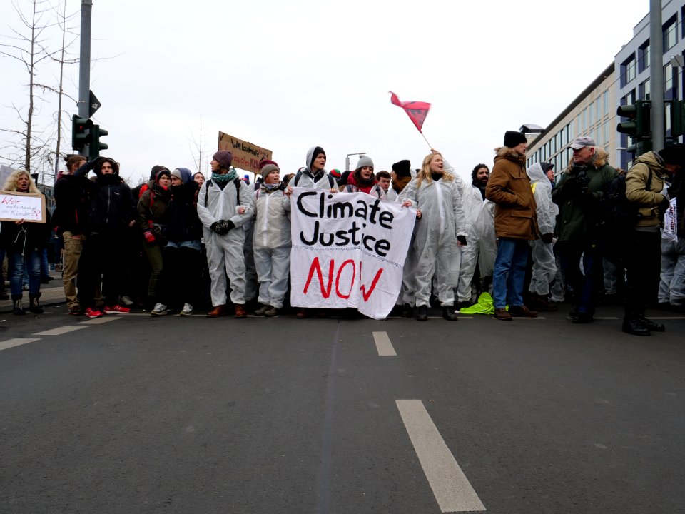 Ende Gelände blockade of the Invalidenstraße next to the Invalidenpark 13