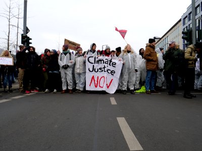 Ende Gelände blockade of the Invalidenstraße next to the Invalidenpark 13