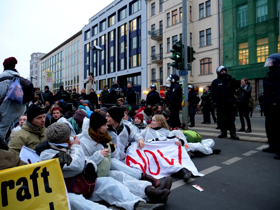Ende Gelände blockade of the Invalidenstraße next to the Invalidenpark 21