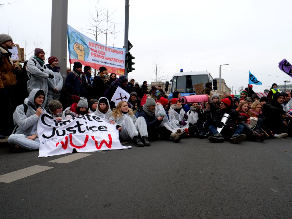 Ende Gelände blockade of the Invalidenstraße next to the Invalidenpark 04
