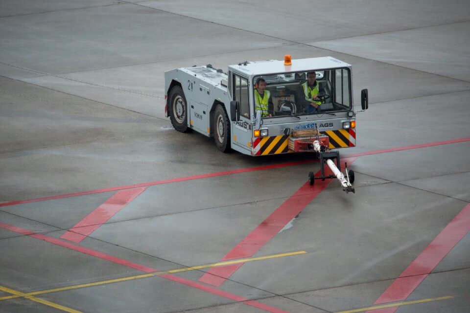Tug special-purpose vehicle towing vehicle