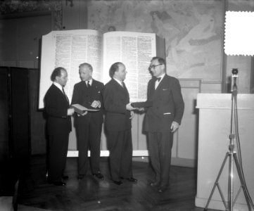 Encyclopedie ENSIE. Uitreiking aan de burgemeester van Amsterdam d'Ailly, Bestanddeelnr 904-9945