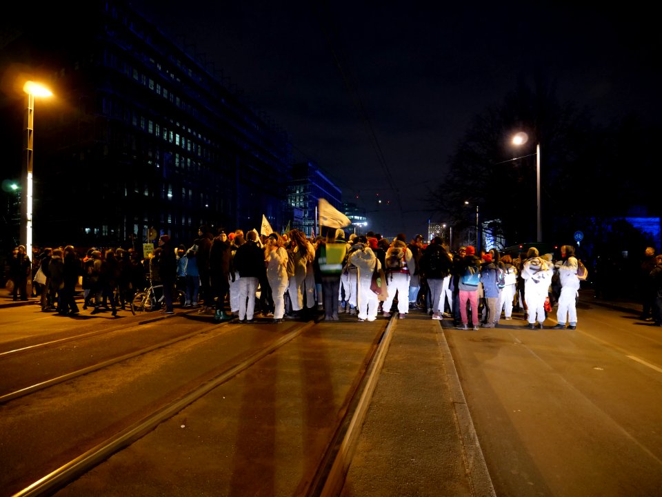 Ende Gelände blockade of the Invalidenstraße at the Sandkrugbrücke 37
