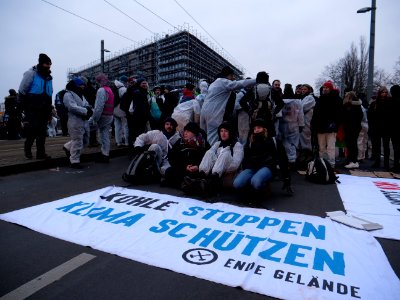 Ende Gelände blockade of the Invalidenstraße at the Sandkrugbrücke 24