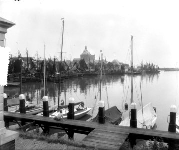 Enkhuizen 600 jaar, havengezicht met vissersbootjes, Bestanddeelnr 907-2853