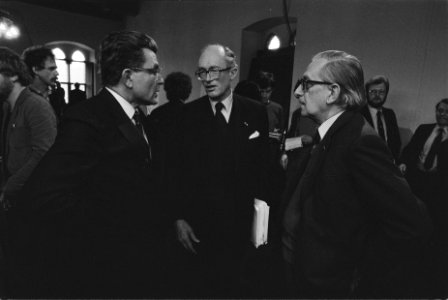 Enquetecommissie RSV v.l.n.r. voorzitter Van Dijk , getuige Witteveen en commis, Bestanddeelnr 932-9070