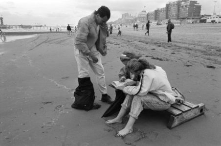Enqueten en zeewaterkeuring i.o.v. Europese Commissie gestart in Scheveningen e, Bestanddeelnr 934-0400