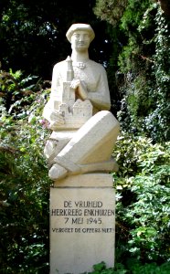 Enkhuizen kunstwerk stedemaagd-bevrijdingsmonument