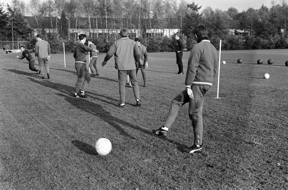 Enkele spelers tijdens de training, Bestanddeelnr 919-7506